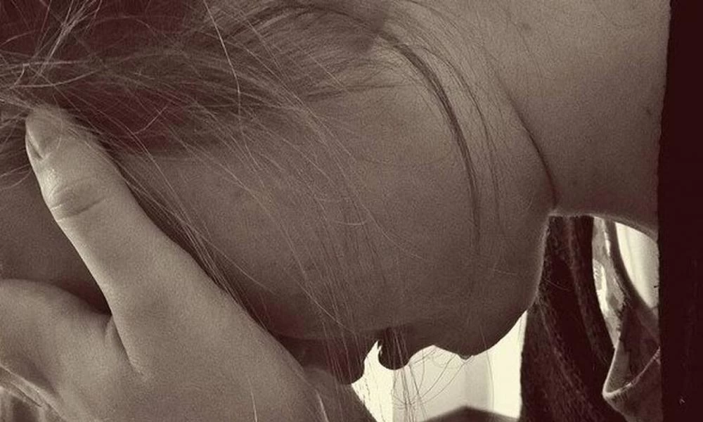 Γαλλία: Ξυλοκόπησαν και κούρεψαν έφηβη επειδή ήθελε να παντρευτεί Σέρβο